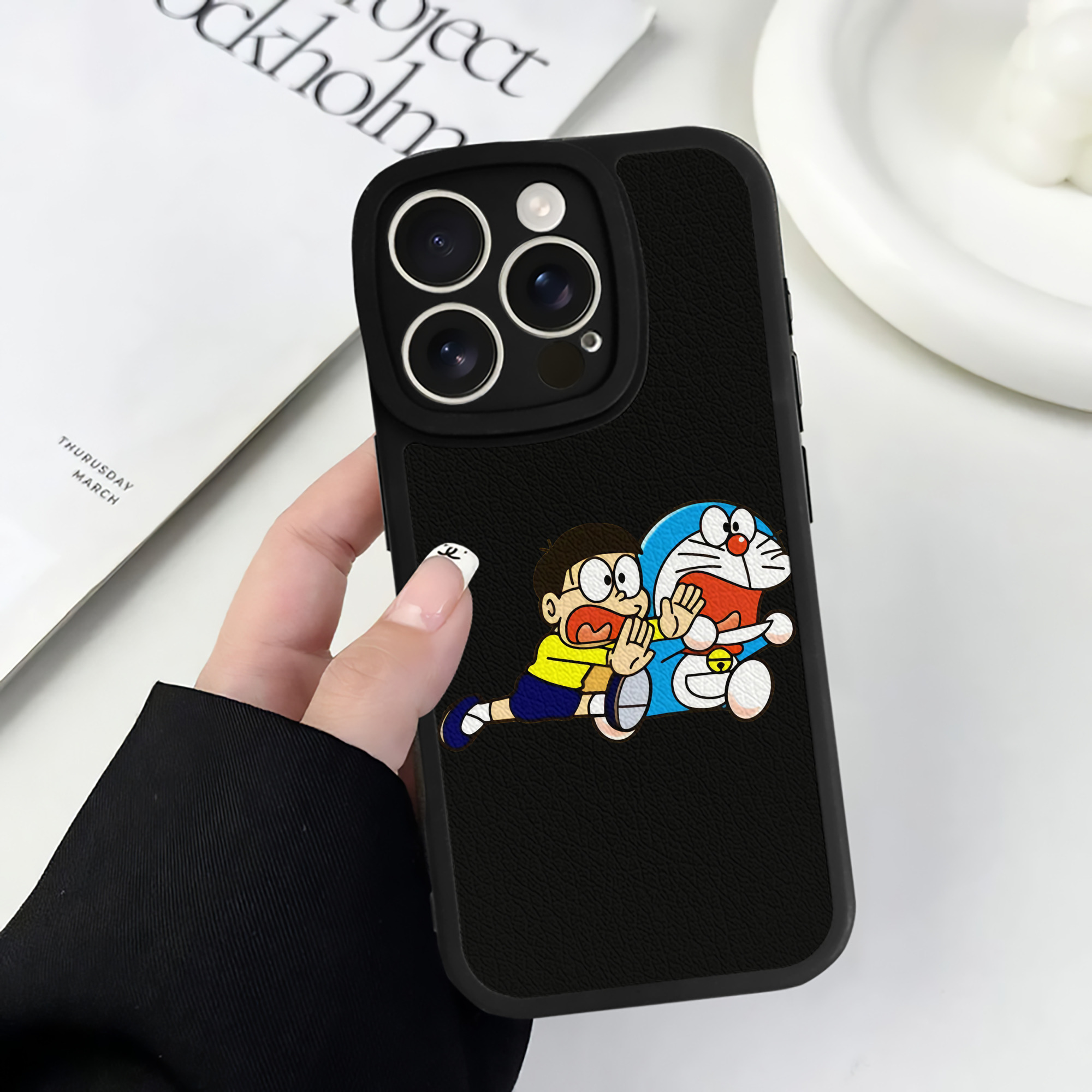 （画像用） ドラえもん Doraemon 【iPhone 16シリーズ対応】シリコンスマホケース（レザー調） 材質：シリコン